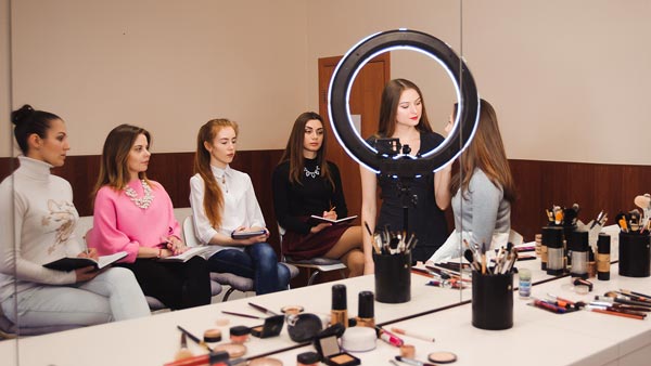 How to become a makeup artist